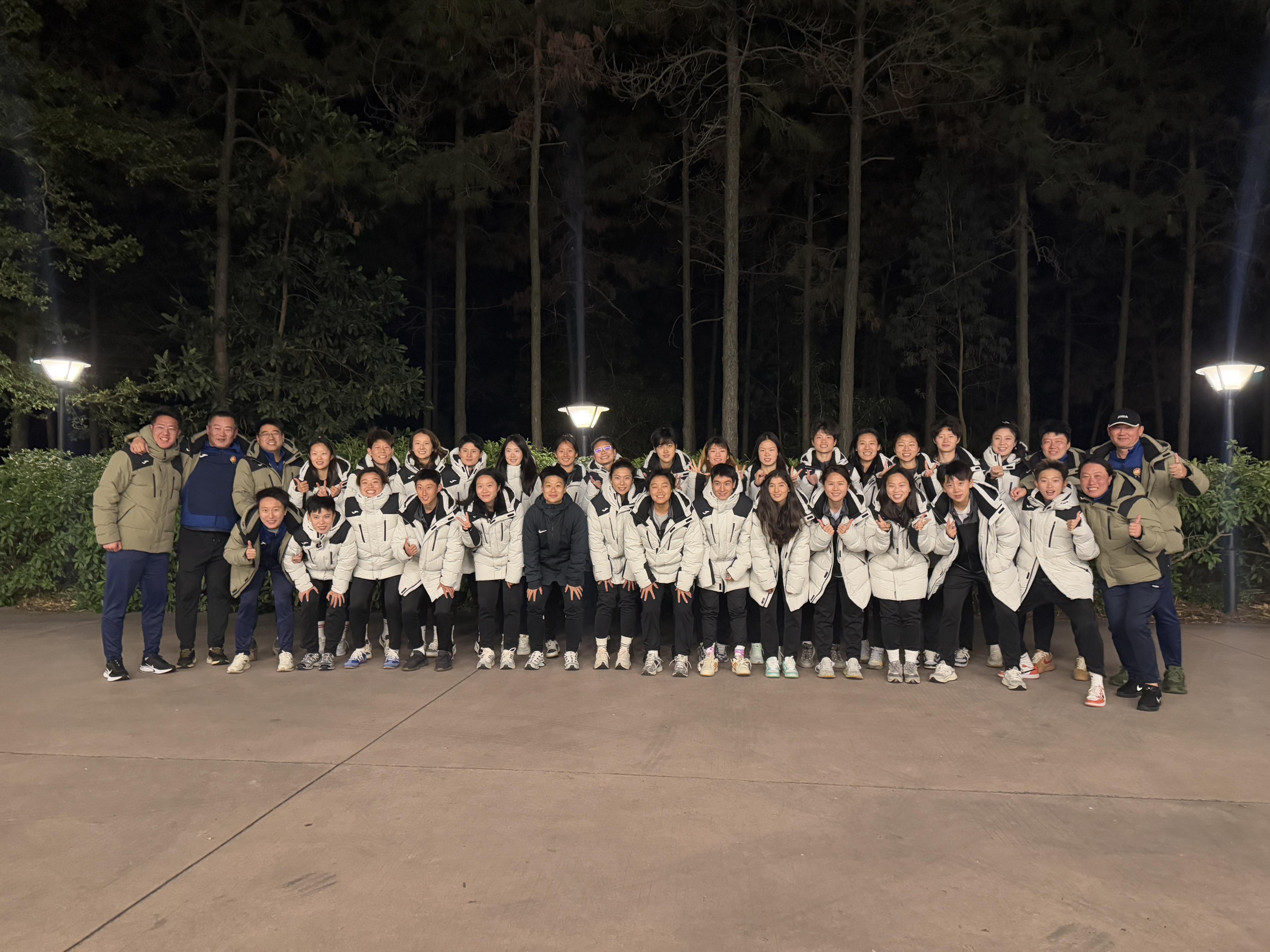 北京开设女子足球运动班，球迷热情参与的简单介绍
